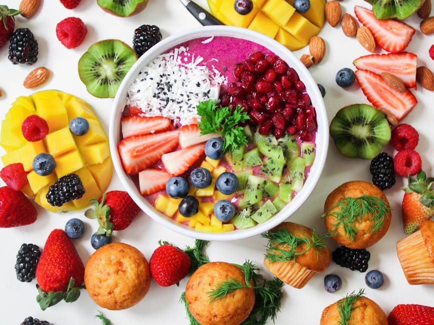 攝取穀胱甘肽食物Vibrant smoothie bowl topped with assorted fresh fruits and muffins, perfect for a healthy snack.