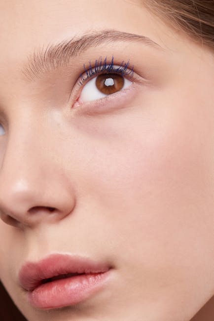 日本研究證實穀胱甘肽不只美白Close-up view of a woman's eye emphasizing natural beauty and skincare.